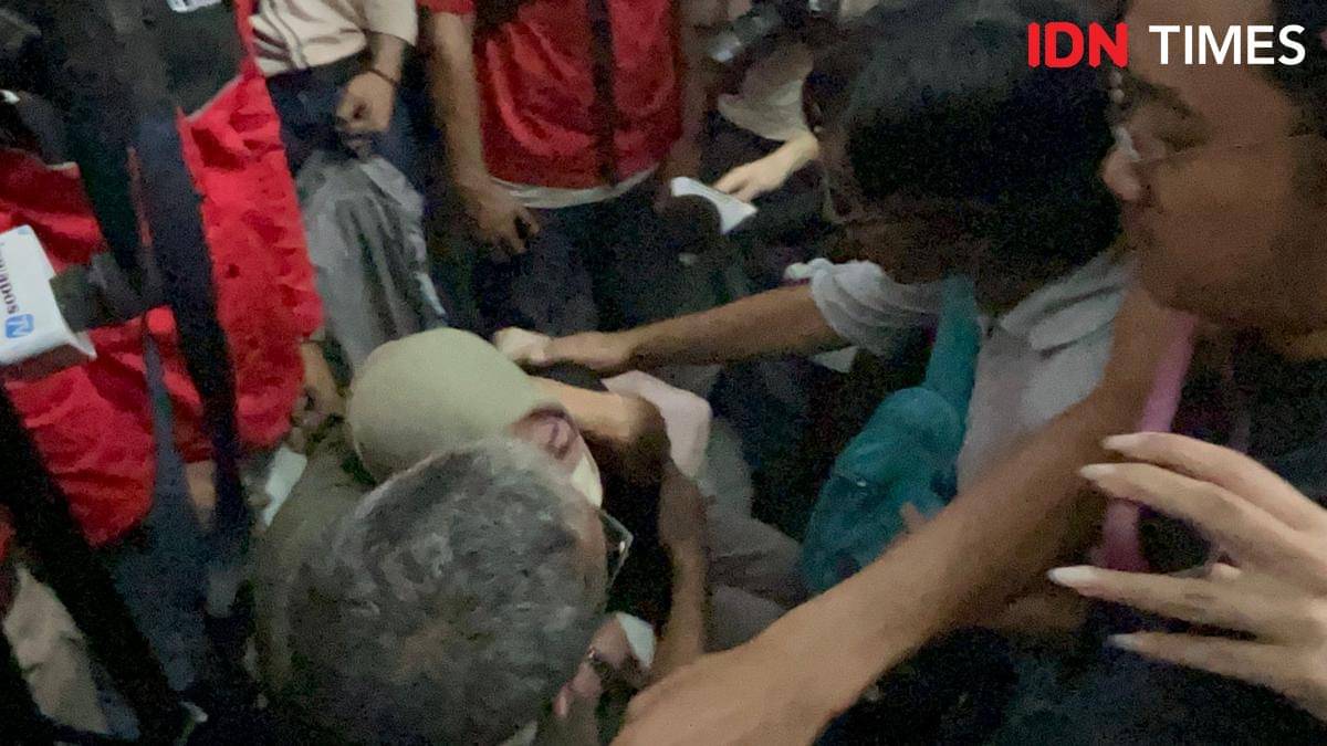Orangtua Delpedro Marhaen histeris usai putusan praperadilan di PN Jaksel. (IDN Times/Aryodamar)