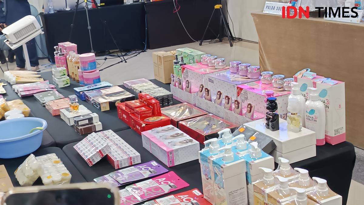 Barang bukti kosmetik ilegal tanpa izin edar yang berhasil disita BBPOM Makassar dari toko di Kabupaten Sidrap ditampilkan saat konferensi pers di Aula Haji Minahasa BBPOM di Makassar, Senin (27/10/2025).
