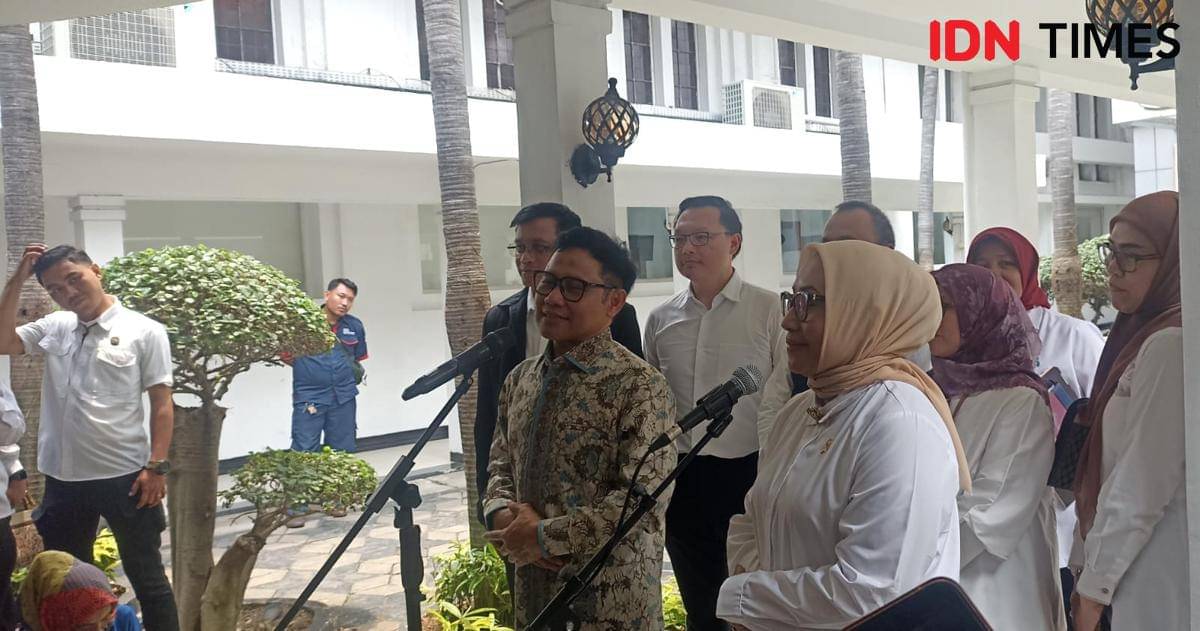 Menteri Koordinator Bidang Pemberdayaan Masyarakat (Menko PMK) Muhaimin Iskandar dan Menteri Pemberdayaan Perempuan dan Perlindungan Anak (PPPA)Arifah Fauzi saat memberikan keterangan pers di Kantor Kemenko PMK, Jakarta Pusat, Senin (27/10/2025). (IDN Times/Lia Hutasoit)