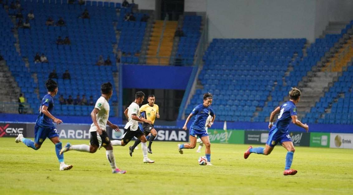 Persiba Balikpapan (jersey biru) sukses memetik kemenangan meyakinkan 3-0 atas Persiku Kudus pada lanjutan Pegadaian Championship di Stadion Batakan