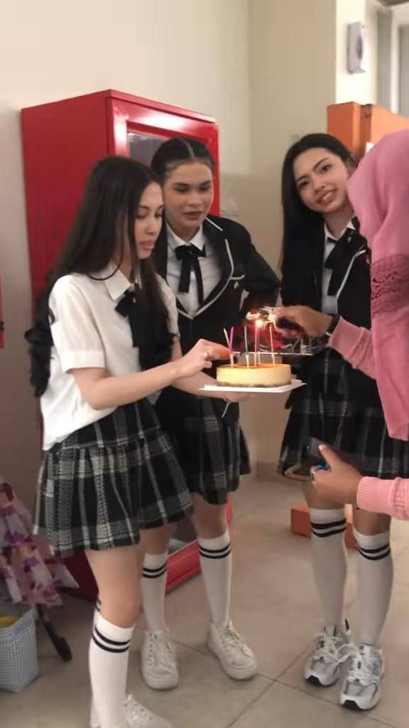 Potret Aliando dapat surprise ultah ke-29 dari Richelle Skornicki