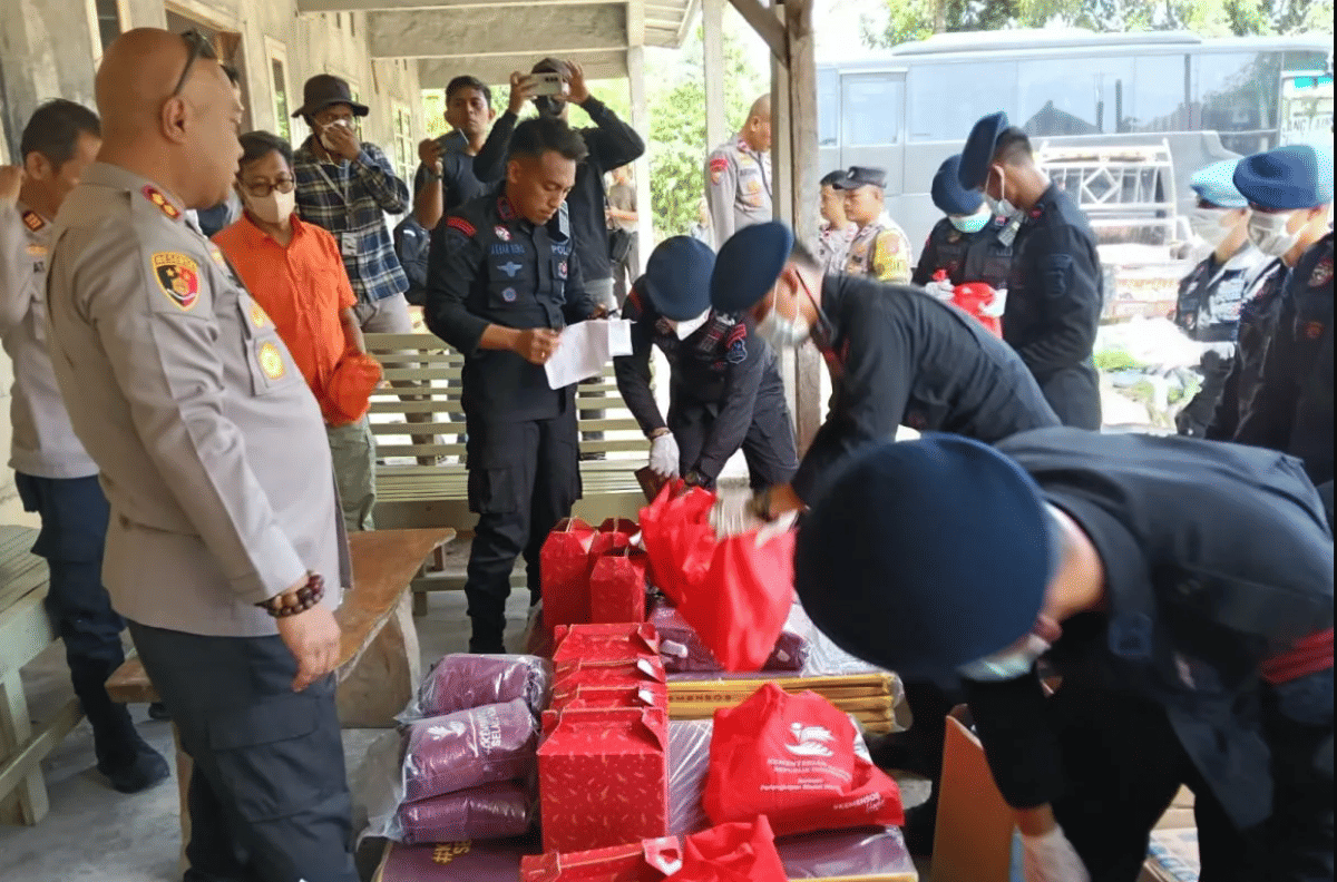 Proses relokasi warga terdampak paparan radiasi radioaktif ke lokasi aman di Kampung Bunian, Desa Sukatani, Kabupaten Serang, Banten, Minggu (26/10/2025). ANTARA/Polres Serang