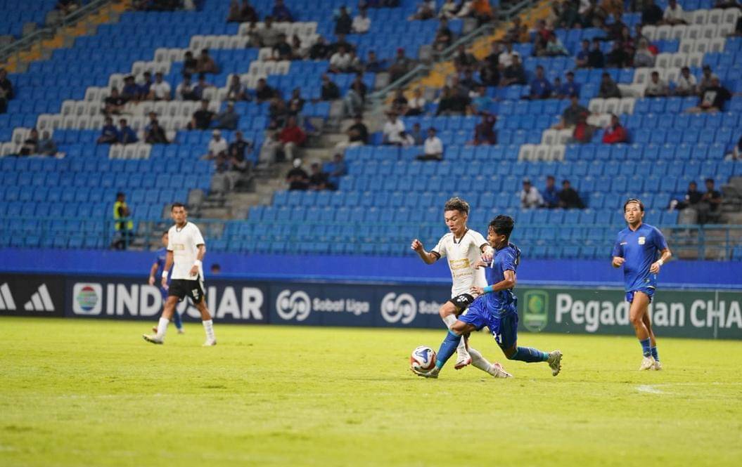 Persiku Kudus (jersey putih) gagal membendung Persiba.