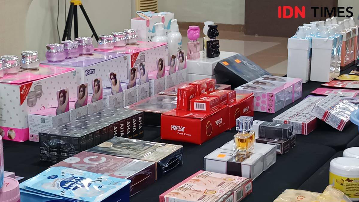 Barang bukti kosmetik ilegal tanpa izin edar yang berhasil disita BBPOM Makassar dari toko di Kabupaten Sidrap ditampilkan saat konferensi pers di Aula Haji Minahasa BBPOM di Makassar, Senin (27/10/2025). (IDN Times/Asrhawi Muin)