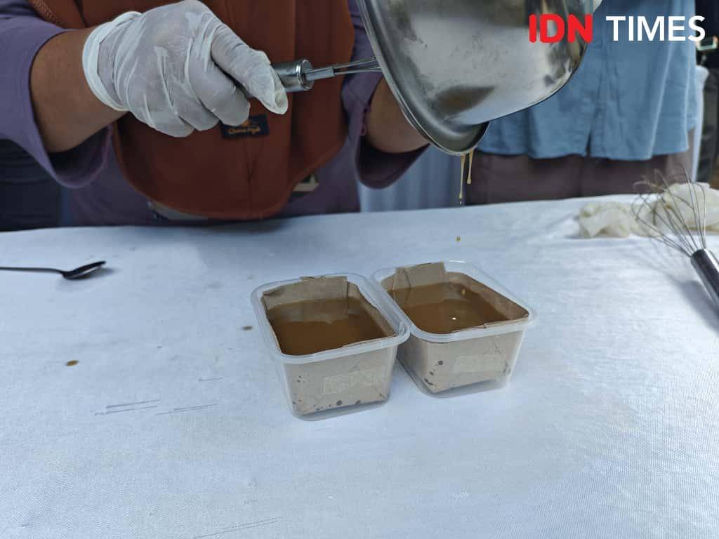 Adonan sabun bercampur bubuk sereh menuju proses saponifikasi. (IDN Times/Febriyanti Revitasari)
