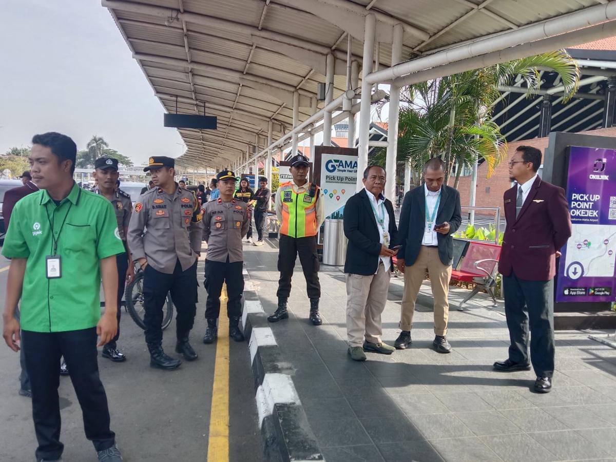 Polisi mengevakuasi penumpang yang meninggal dunia di Bandara Soekarno-Hatta