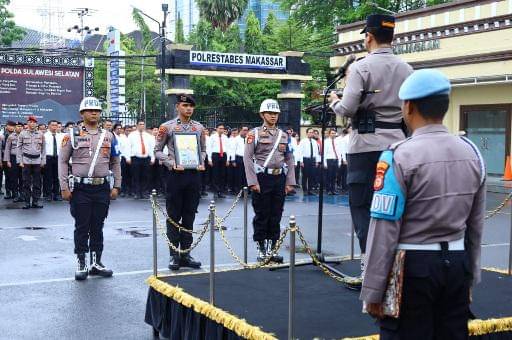 Kapolrestabes Makassar, Kombes Pol Arya Perdana pimpinan langsung upacara PTDH Bripka Teguh Sutrisno di Lapangan Mapolrestabes Makassar Jalan Ahmad Yani, Kecamatan Wajo, Makassar pada Senin, (27/10/2025) pagi / Foto : Istimewa 