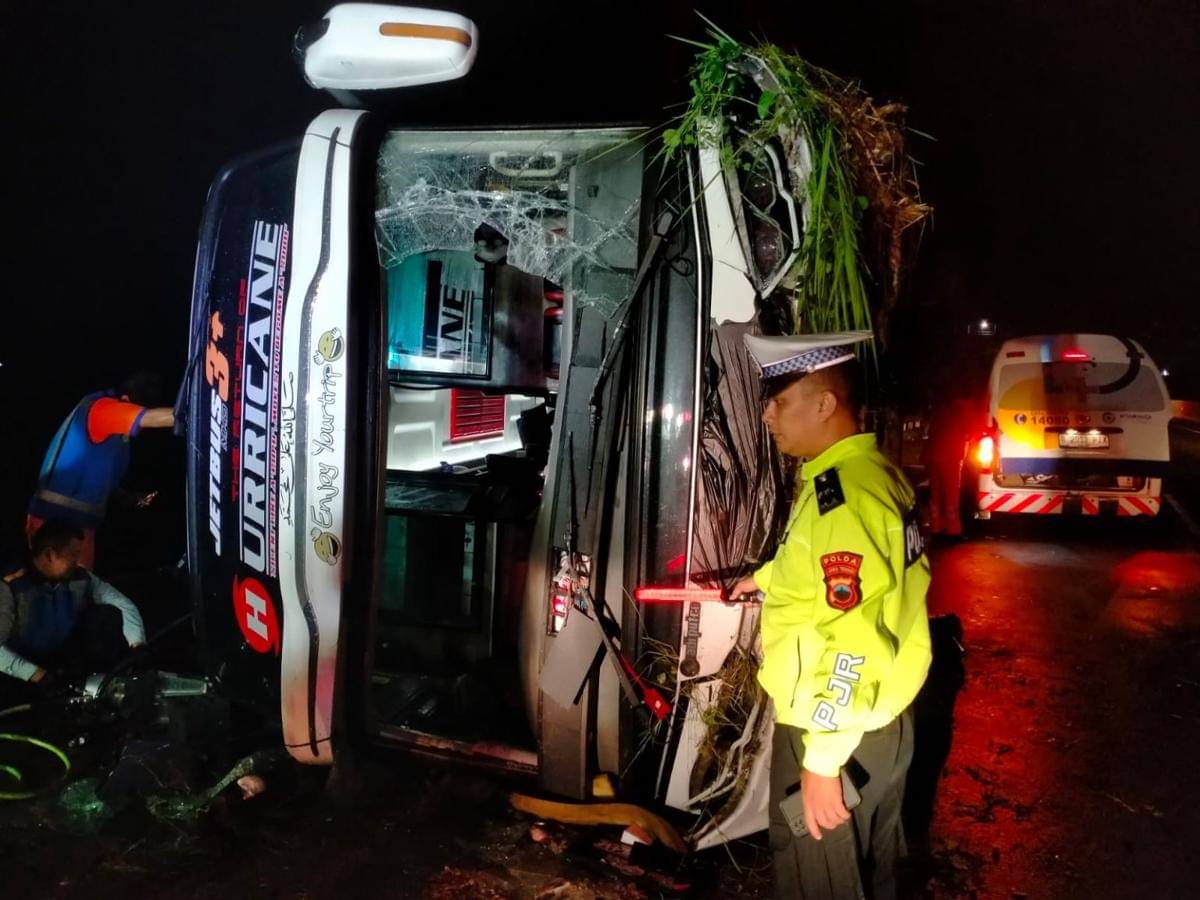 Bus antarkota PO Haryanto bernomor polisi B 7394 VGA terguling di ruas Tol Semarang–Batang KM 354 Jalur B, wilayah Desa Ponowareng, Kecamatan Tulis, Kabupaten Batang, Minggu (26/10/2025). (Dok. Ditlantas Polda Jateng)