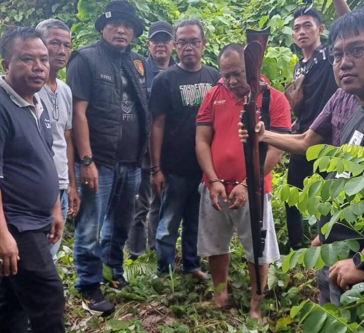 Pelaku pembunuhan di Sanga Desa saat diringkus polisi. (Dok. Polsek Sanga Desa)