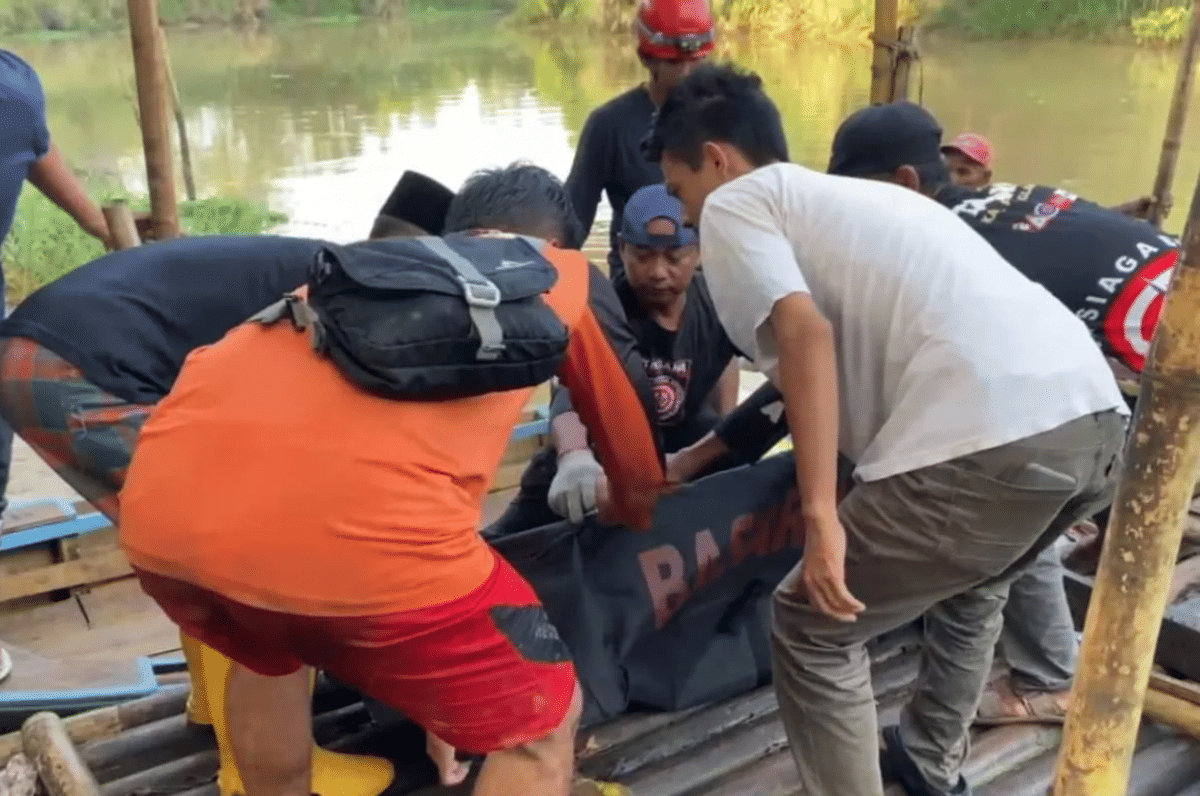 Badan Pencarian dan Pertolongan atau SAR Nasional (Basarnas) Banten akhirnya menemukan dua anak yang terbawa arus Sungai Ciliman dalam kondisi meninggal dunia. (ANTARA/HO-Basarnas Banten)