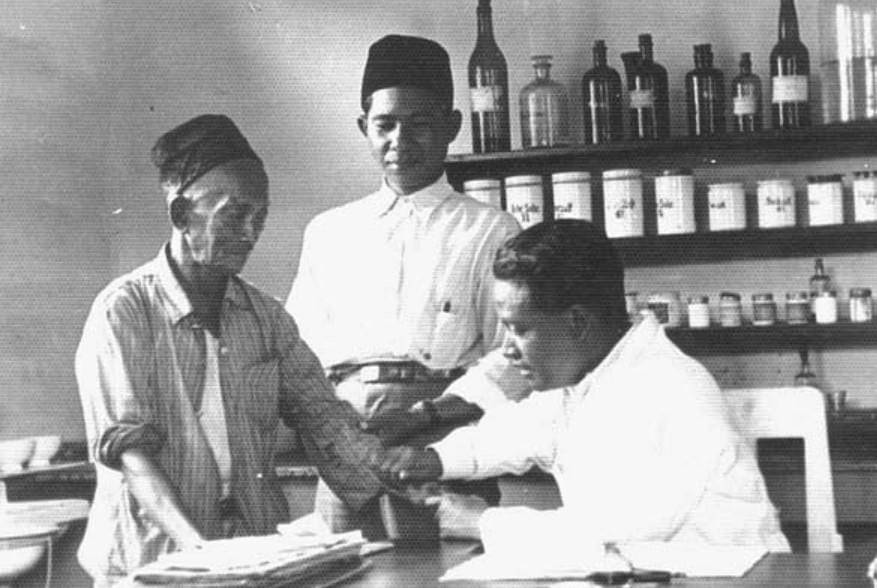 dr. Kariadi (kanan) saat memeriksa warga. (www.smpmariamediatrix.sch.id)