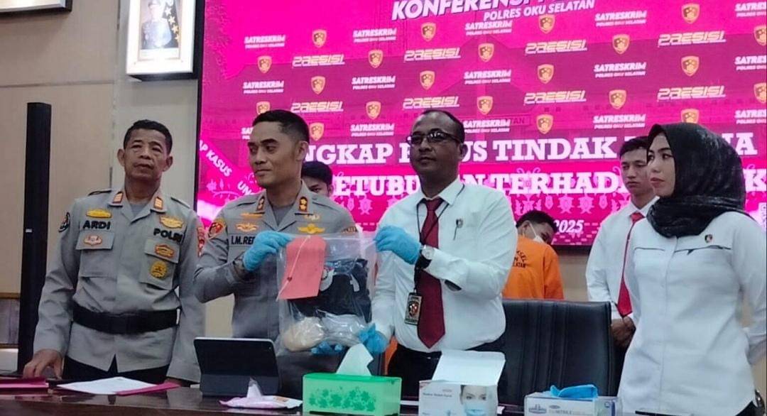 Kapolres OKU Selatan saat mengungkap kasus persetubuhan anak di bawah umur. (Dok. Polres OKU Selatan)