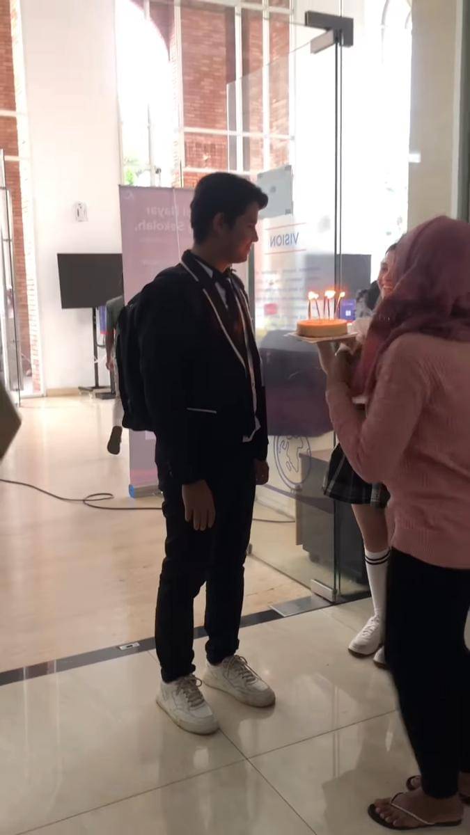 Potret Aliando dapat surprise ultah ke-29 dari Richelle Skornicki