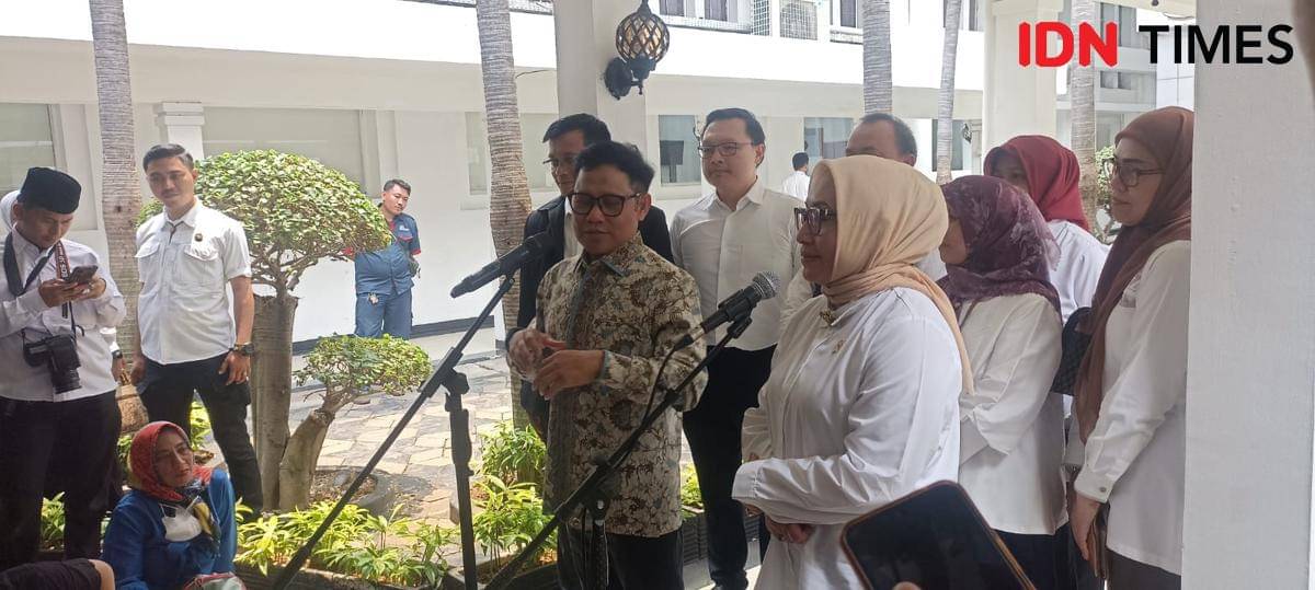 Menteri Koordinator Bidang Pemberdayaan Masyarakat (Menko PMK) Muhaimin Iskandar dan Menteri Pemberdayaan Perempuan dan Perlindungan Anak (PPPA)Arifah Fauzi saat memberikan keterangan pers di Kantor Kemenko PMK, Jakarta Pusat, Senin (27/10/2025). (IDN Times/Lia Hutasoit)