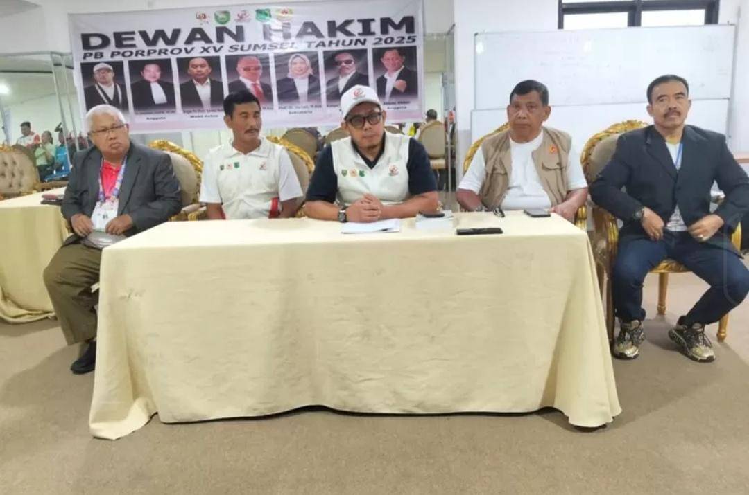 Sekretaris Umum KONI Sumsel, Tubagus Sulaiman SH MH (tengah) memberikan keterangan pers terkait polemik jumlah medali cabang olahraga angkat besi pada Porprov XV Sumsel Tahun 2025. (Dok. Istimewa)