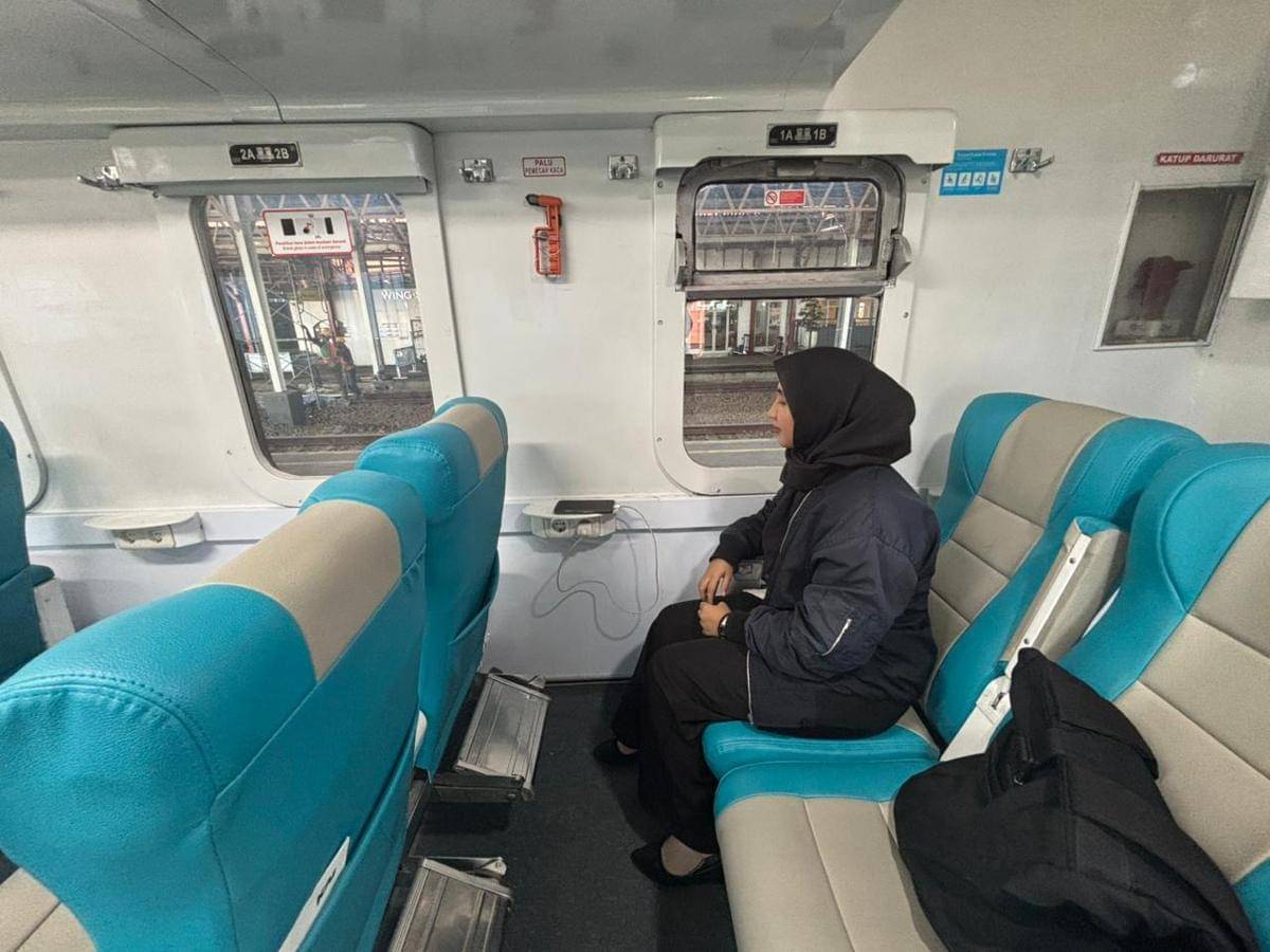 Penumpang menggunakan fasilitas colokan listrik di dalam kereta di Semarang. (Dok. KAI Daop 4 Semarang)