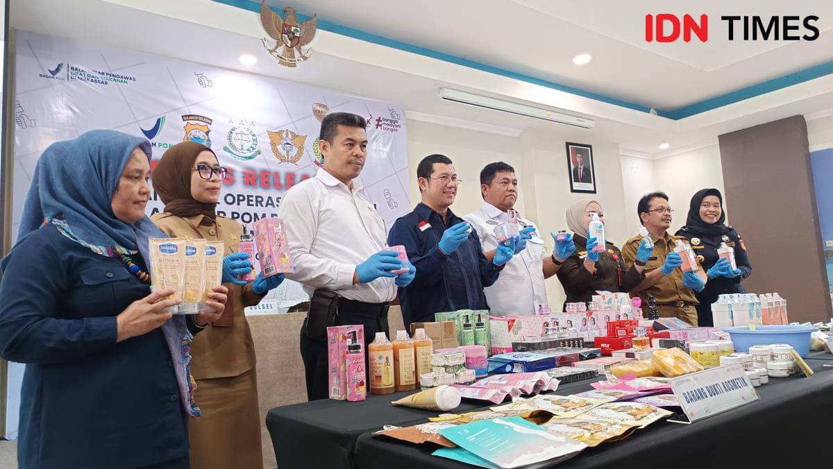 Barang bukti kosmetik ilegal tanpa izin edar yang berhasil disita BBPOM Makassar dari toko di Kabupaten Sidrap ditampilkan saat konferensi pers di Aula Haji Minahasa BBPOM di Makassar, Senin (27/10/2025).