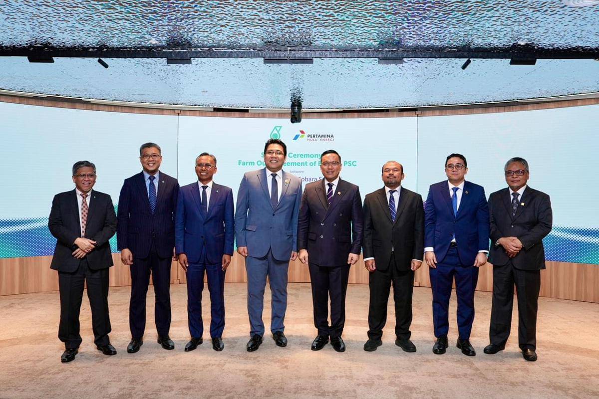 PT Pertamina Hulu Energi (PHE) dan Petroliam Nasional Berhad (PETRONAS) menandatangani Farm-Out Agreement (FOA) dalam Kontrak Bagi Hasil (Production Sharing Contract/PSC) Bobara, Papua Barat. (dok. Pertamina)