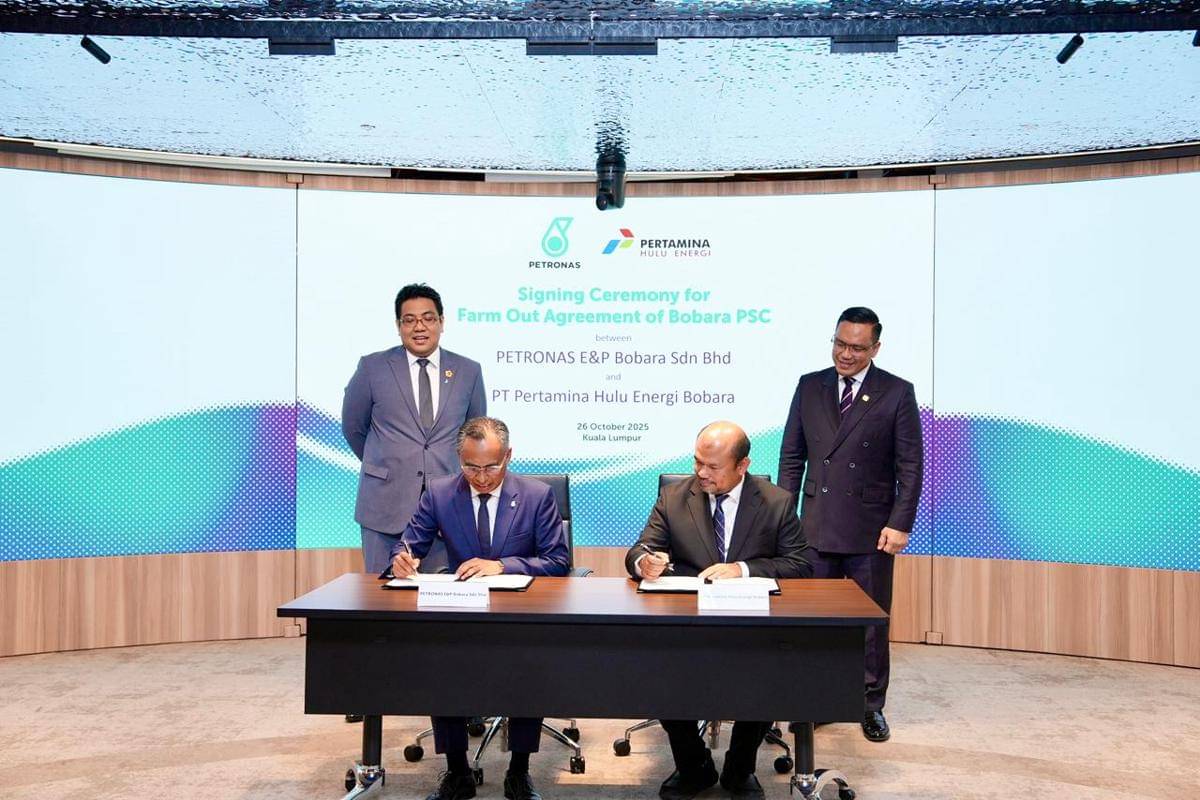 PT Pertamina Hulu Energi (PHE) dan Petroliam Nasional Berhad (PETRONAS) menandatangani Farm-Out Agreement (FOA) dalam Kontrak Bagi Hasil (Production Sharing Contract/PSC) Bobara, Papua Barat. (dok. Pertamina)