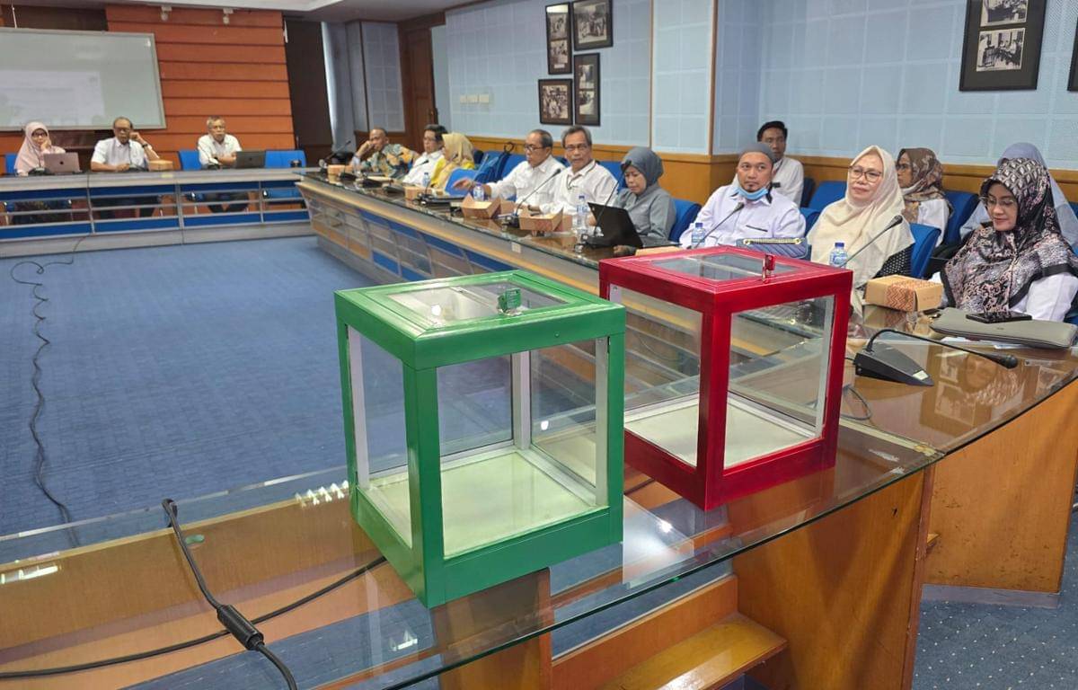 Kelompok Kerja (Pokja) Senat Akademik untuk Penyaringan Calon Rektor mengadakan rapat koordinasi persiapan di Ruang Rapat A, Gedung Rektorat Unhas, pada Senin (27/10/2025). (Dok. Istimewa)