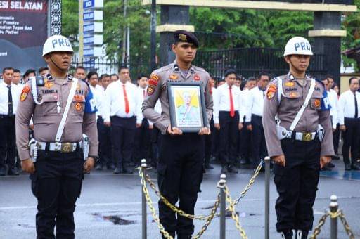 Anggota Polrestabes Makassar, Bripka Teguh Sutrisno dipecat karena bolos 6 bulan, upacara pemecatan berlangsung di Lapangan  Mapolrestabes Makassar, Senin, (27/10/2025) pagi / Foto : Istimewa