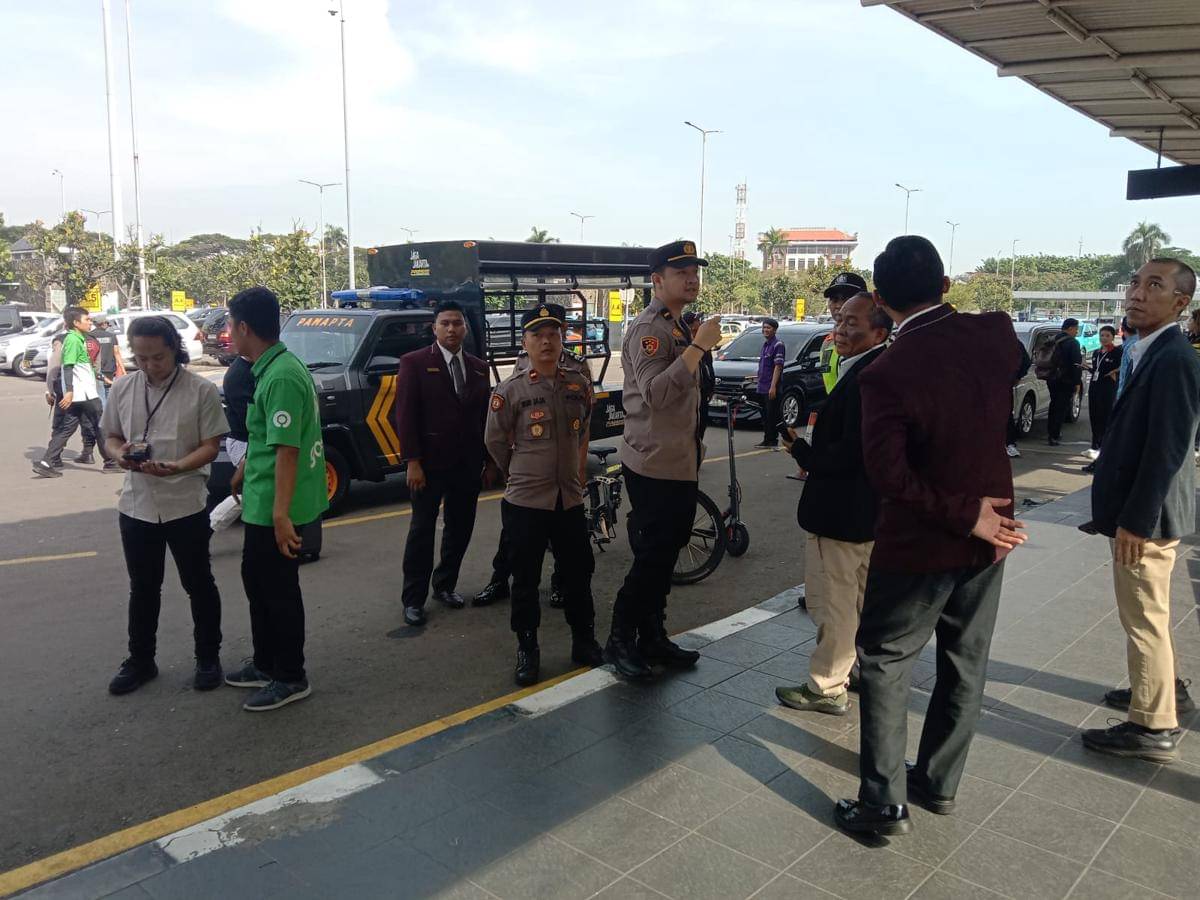 Polisi mengevakuasi penumpang yang meninggal dunia di Bandara Soekarno-Hatta