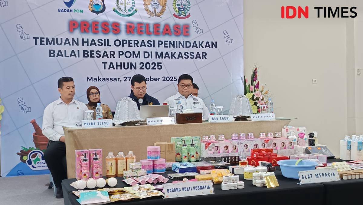 Kepala BBPOM Makassar, Yosef Dwi Irwan, memberikan penjelasan terkait pengungkapan kosmetik ilegal tanpa izin edar senilai Rp728 juta di Kabupaten Sidrap, dalam konferensi pers di Aula Haji Minahasa BBPOM di Makassar, Senin (27/10/2025).