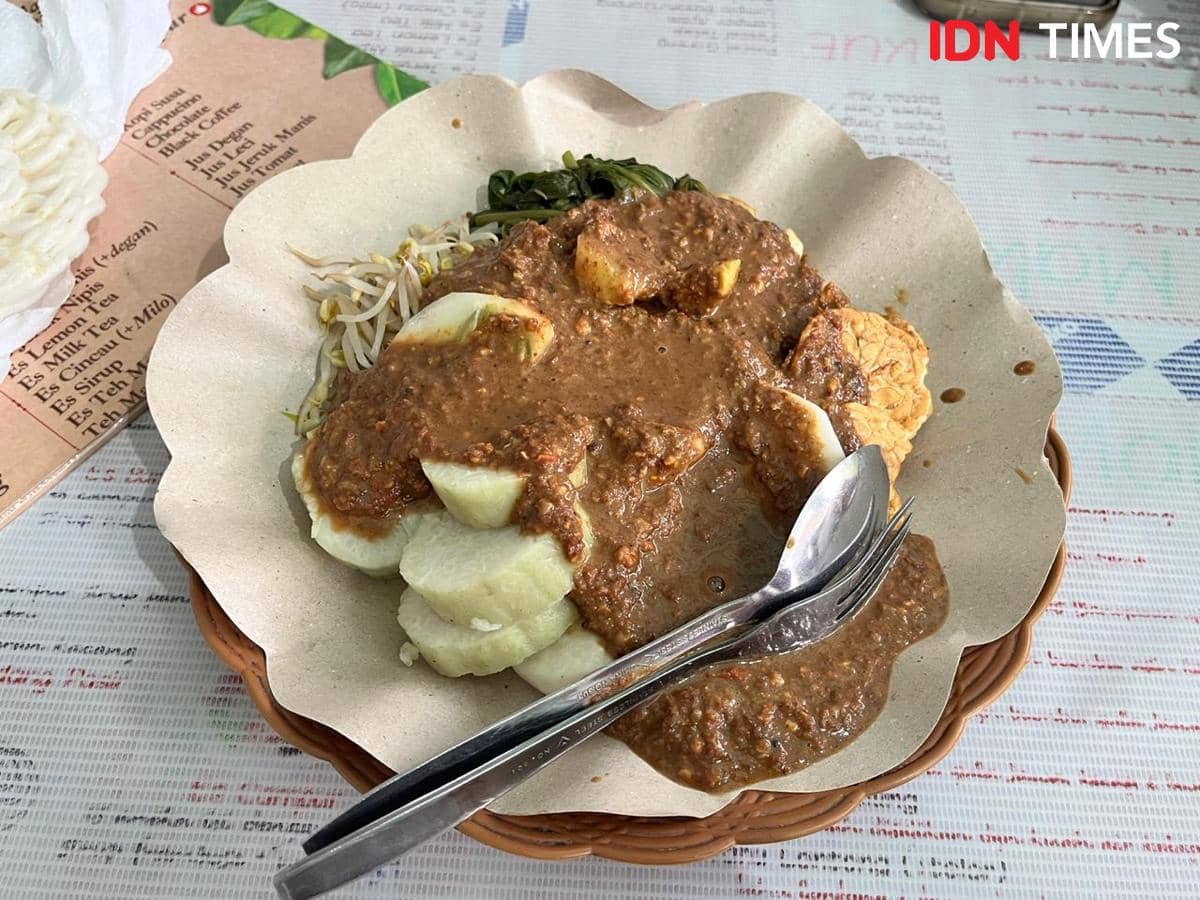 Potret rujak cingur khas Surabaya  