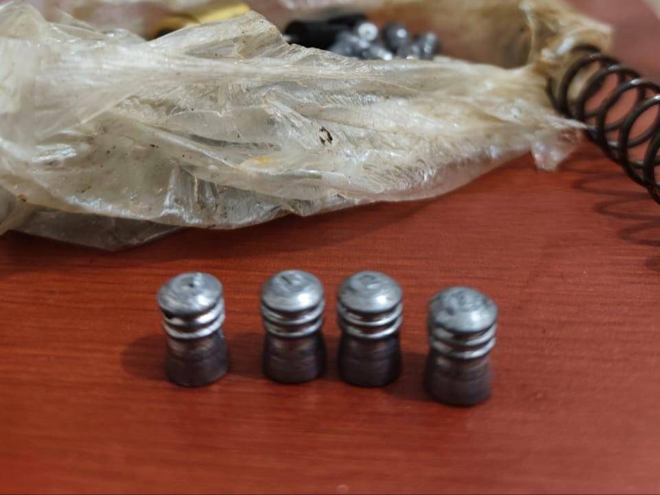Petugas menyita amunisi yang digunakan pelaku pembunuhan di Sanga Desa. (Dok. Polsek Sanga Desa)