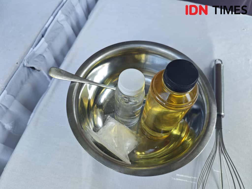 Bahan-bahan yang diperlukan untuk membuat sabun batang. (IDN Times/Febriyanti Revitasari)