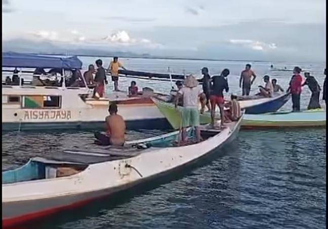 Warga saat berusaha mencari Andini yang dilaporkan terjatuh dari perahu jolloro diperairan Pulau Karanrang, Kabupaten Pangkep, Sulawesi Selatan, Senin (27/10/2025) / Foto : Istimewa