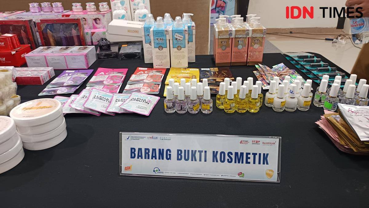 Barang bukti kosmetik ilegal tanpa izin edar yang berhasil disita BBPOM Makassar dari toko di Kabupaten Sidrap ditampilkan saat konferensi pers di Aula Haji Minahasa BBPOM di Makassar, Senin (27/10/2025). (IDN Times/Asrhawi Muin)