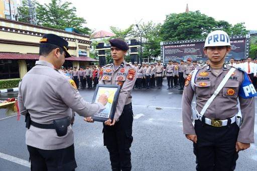 Kapolrestabes Makassar, Kombes Pol Arya Perdana pimpinan langsung upacara PTDH Bripka Teguh Sutrisno di Lapangan Mapolrestabes Makassar Jalan Ahmad Yani, Kecamatan Wajo, Makassar pada Senin, (27/10/2025) pagi / Foto : Istimewa 