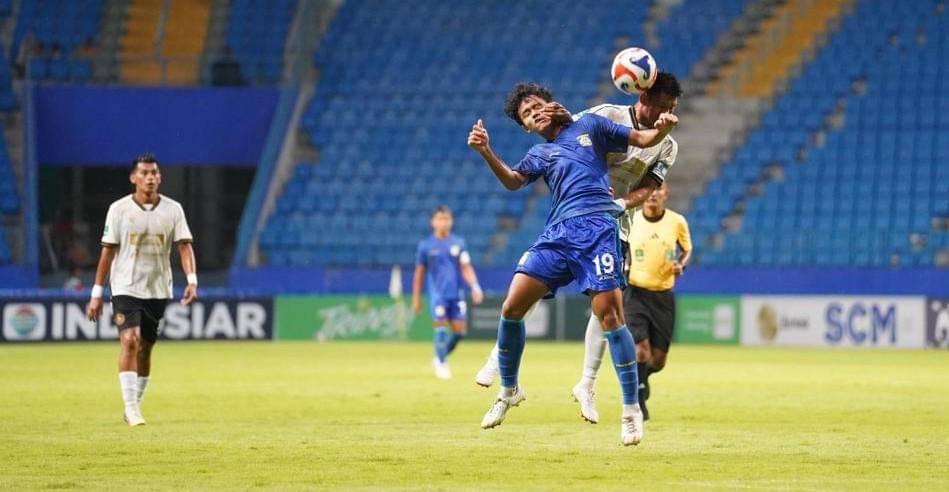 Persiba Balikpapan (jersey biru) sukses memetik kemenangan meyakinkan 3-0 atas Persiku Kudus pada lanjutan Pegadaian Championship di Stadion Batakan