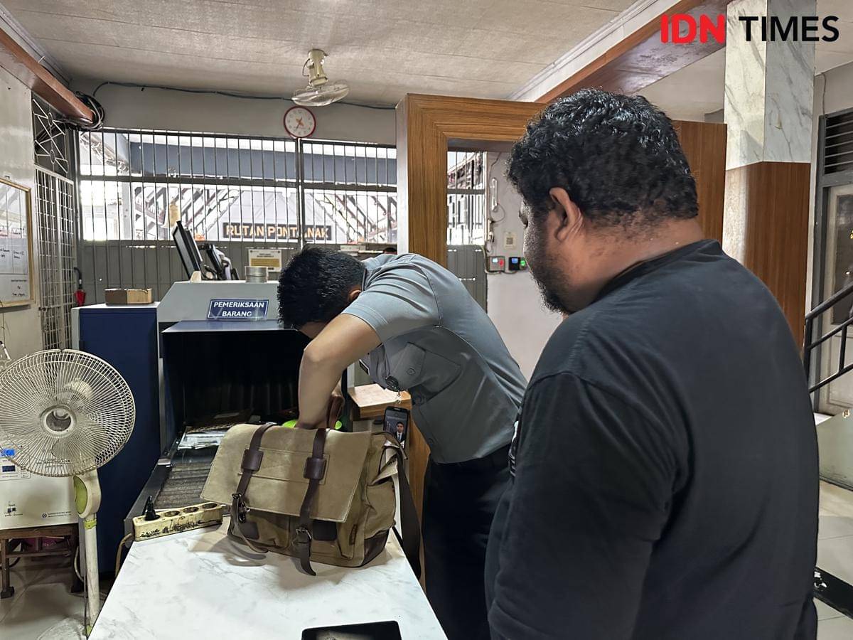 Petugas Rutan Pontianak periksa barang bawaan pembesuk.