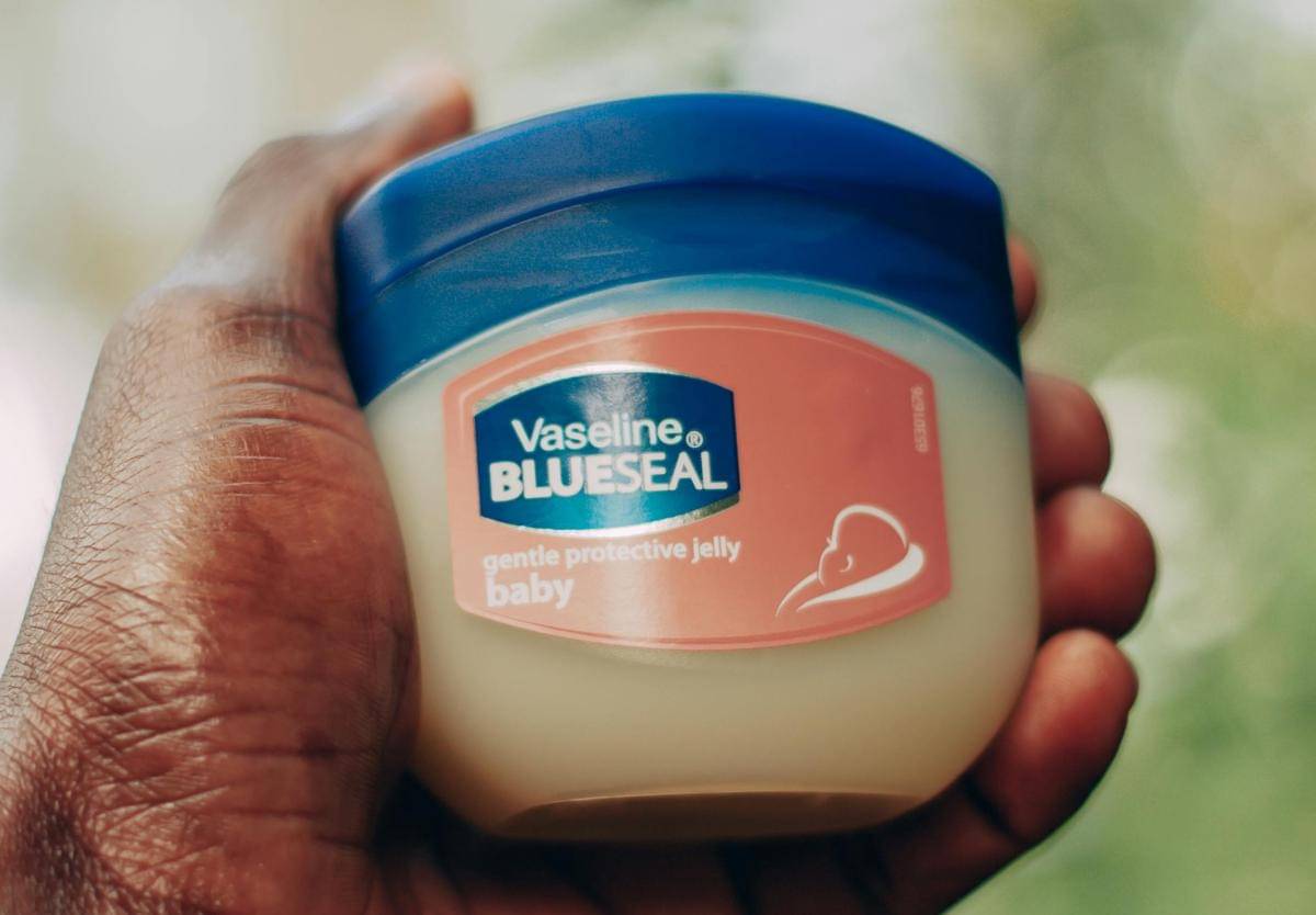 ilustrasi petrolatum Vaseline