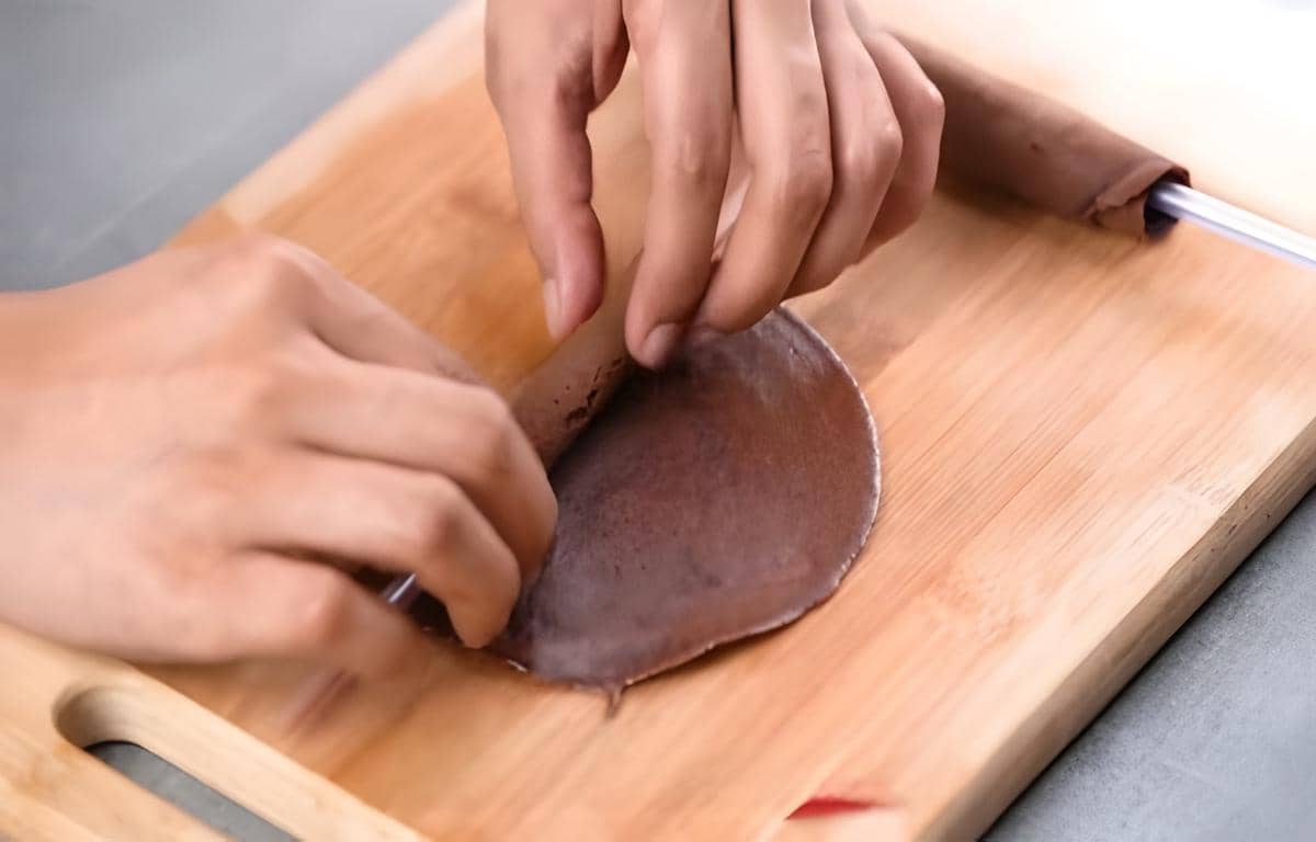 ilustrasi menggulung adonan