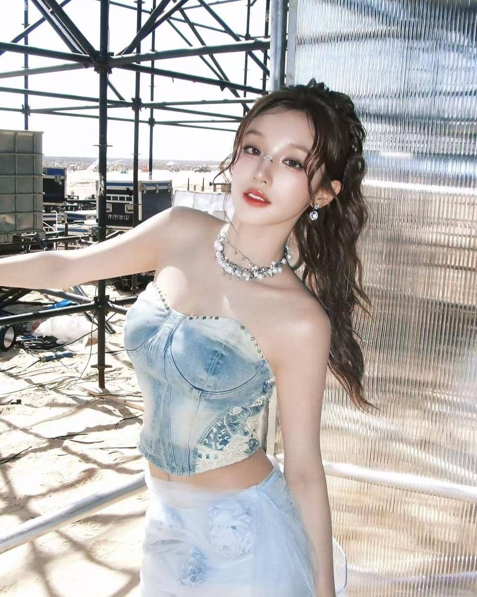 Yuqi I-DLE tampil mengenakan outfit bernuansa biru yang dipadukan untuk gaya kasual dalam unggahan Instagramnya.