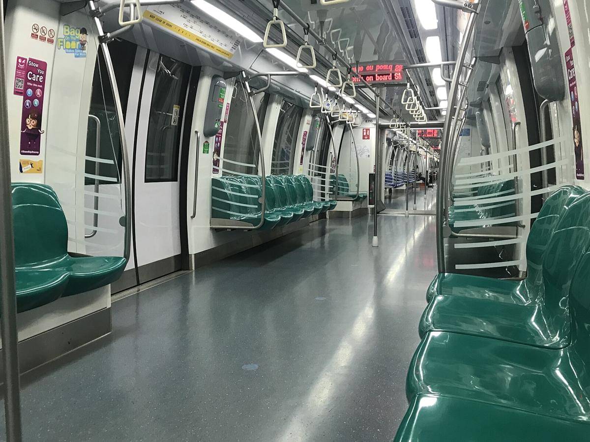 potret interior MRT di Singapura