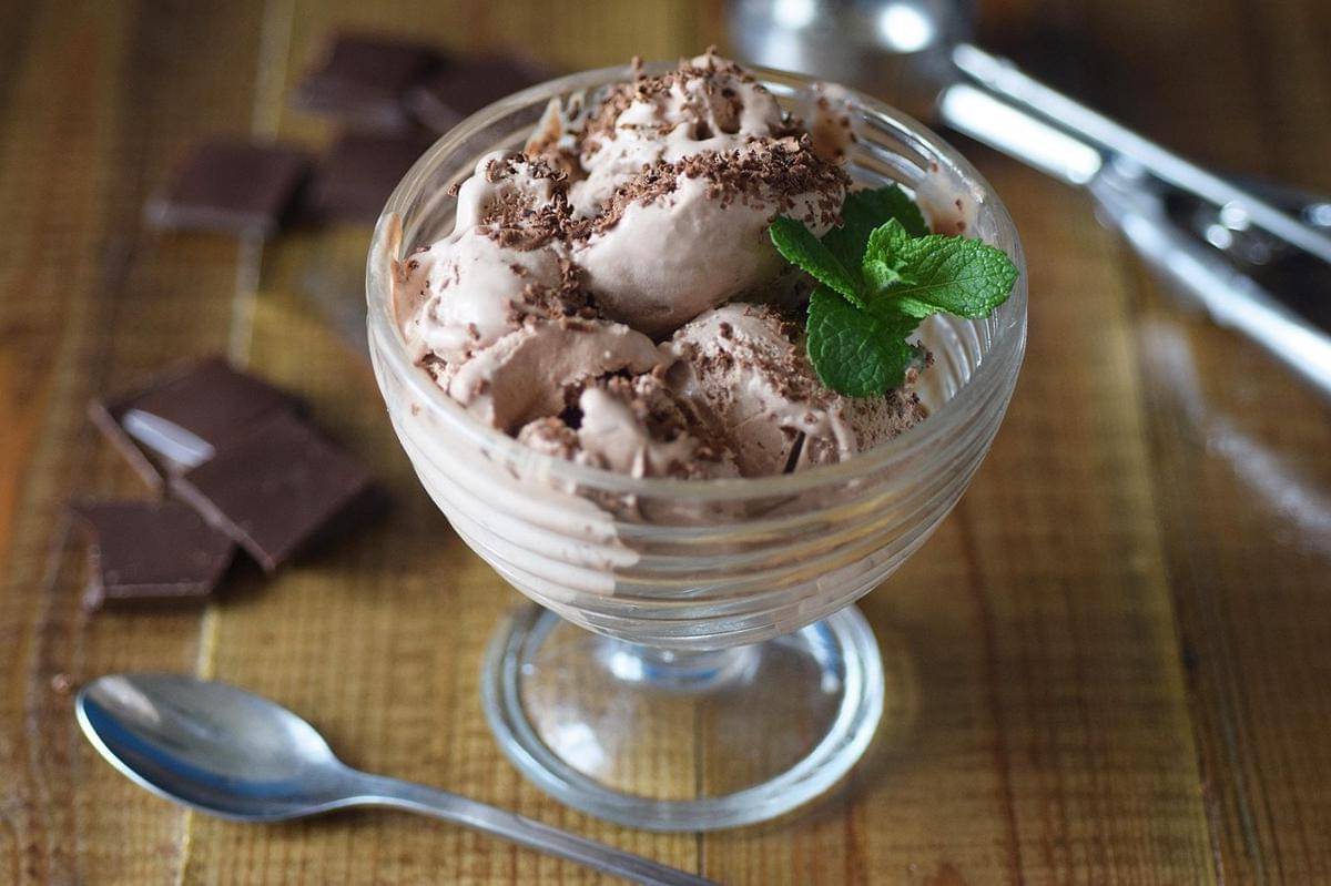 ilustrasi gelato cokelat mint