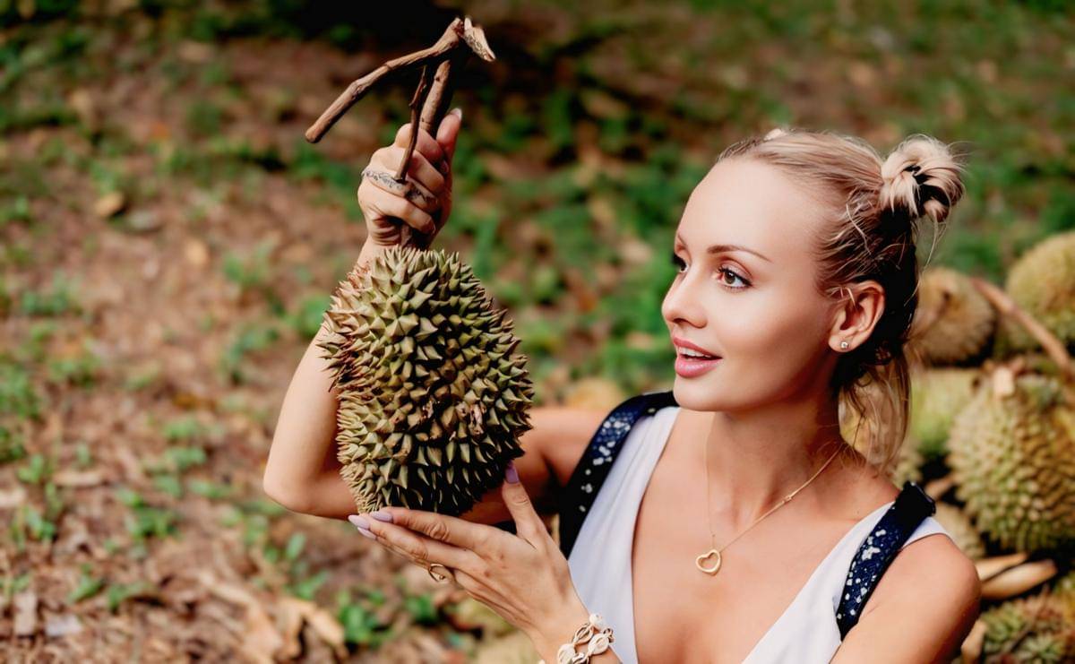 ilustasi orang memegang buah durian