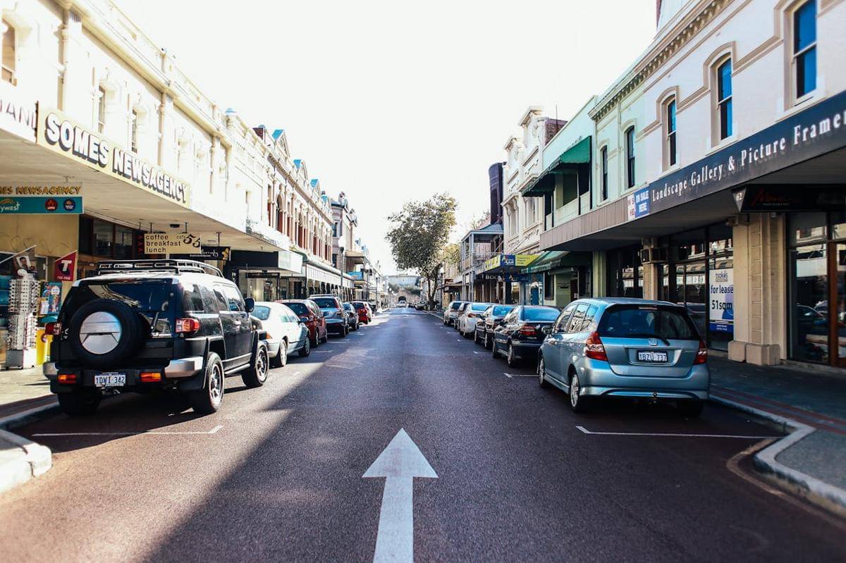 ilustrasi kendaraan yang parkir di tepi jalan