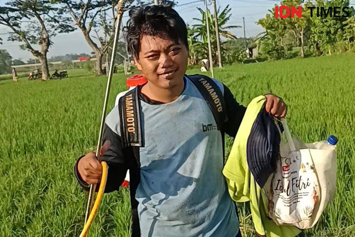 Yusril Anwar dan Herbet Romadoni, 2 pemuda dari Desa Becok, Kecamatan Kartoharjo, Magetan sukses inovasi alat seprayer pestisida modifikasi. IDN Times/Riyanto.