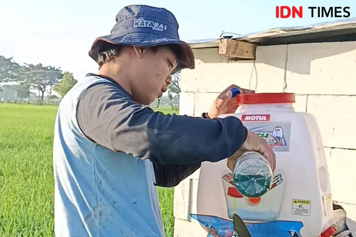 Yusril Anwar dan Herbet Romadoni, 2 pemuda dari Desa Becok, Kecamatan Kartoharjo, Magetan sukses inovasi alat seprayer pestisida modifikasi. IDN Times/Riyanto.
