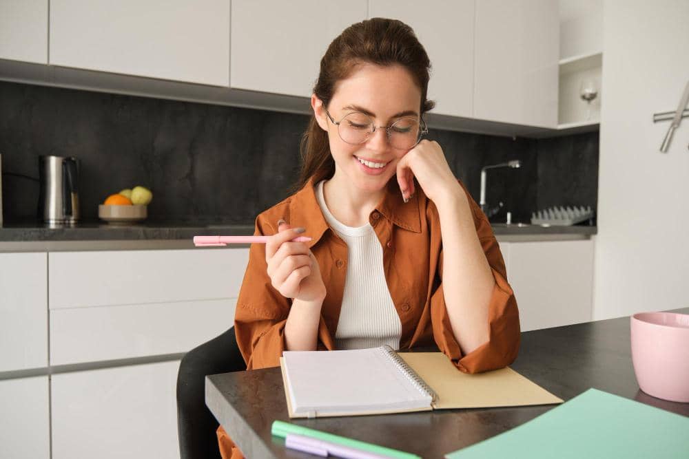 ilustrasi perempuan journaling