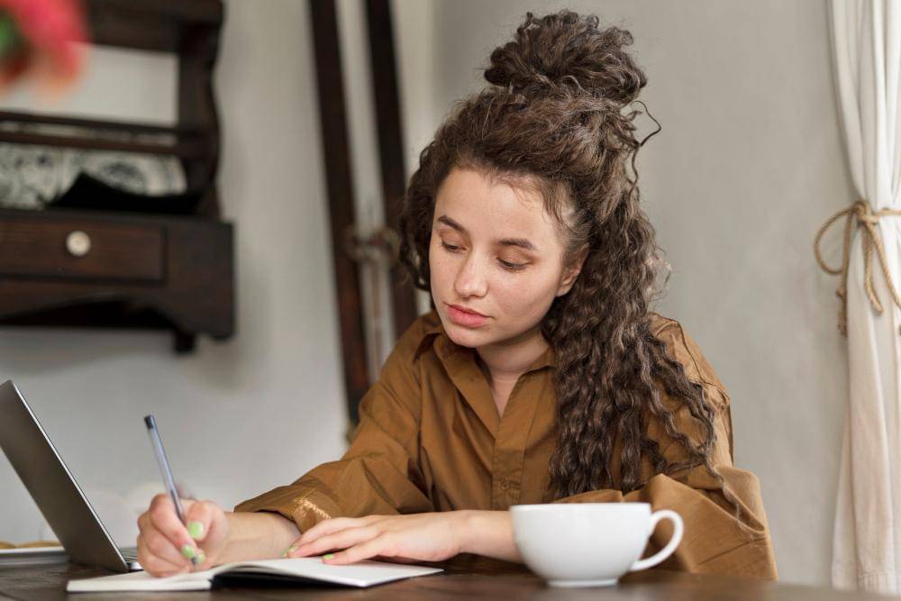 ilustrasi perempuan menulis