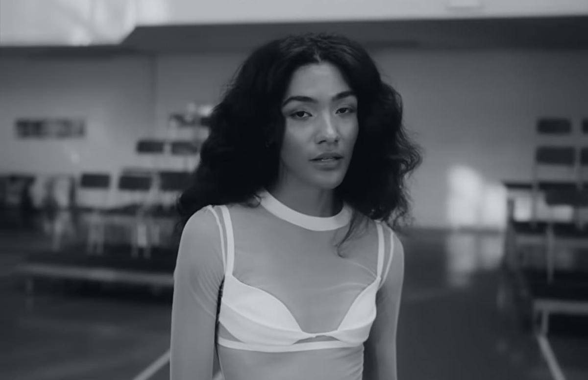 Olivia Dean dalam musik video "Lady Lady"