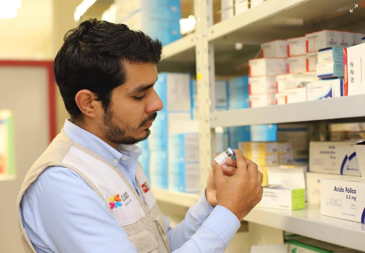 Ilustrasi apoteker sedang menyiapkan obat