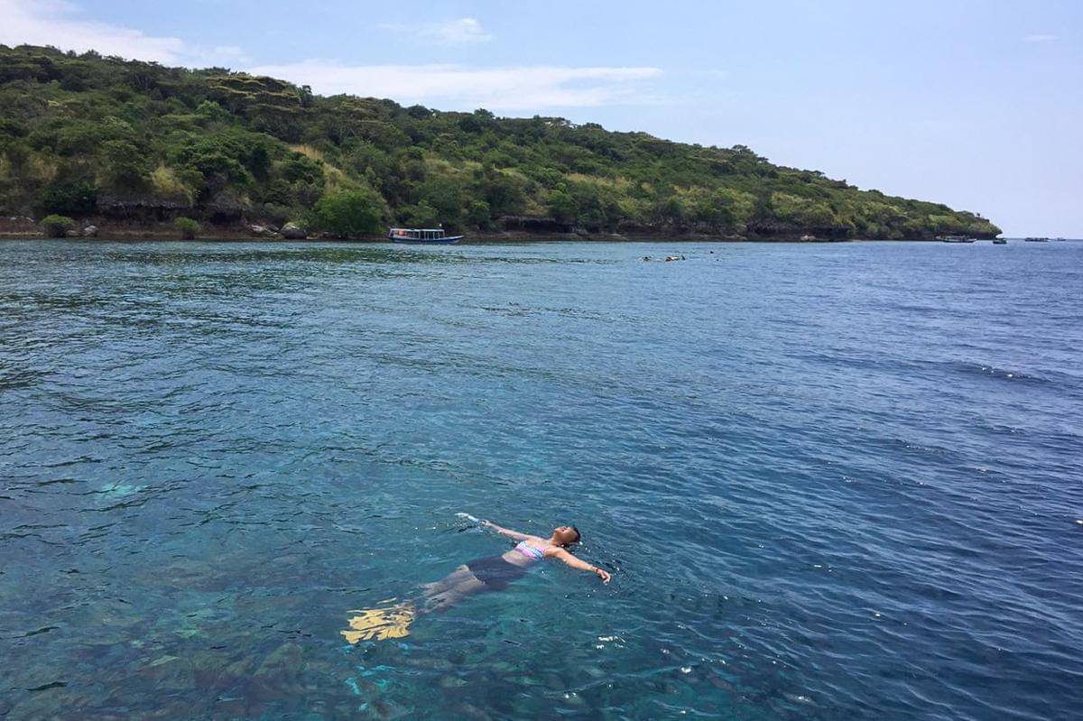 menikmati pantai di Pulau Menjangan (dok.pribadi/Natalia Indah)