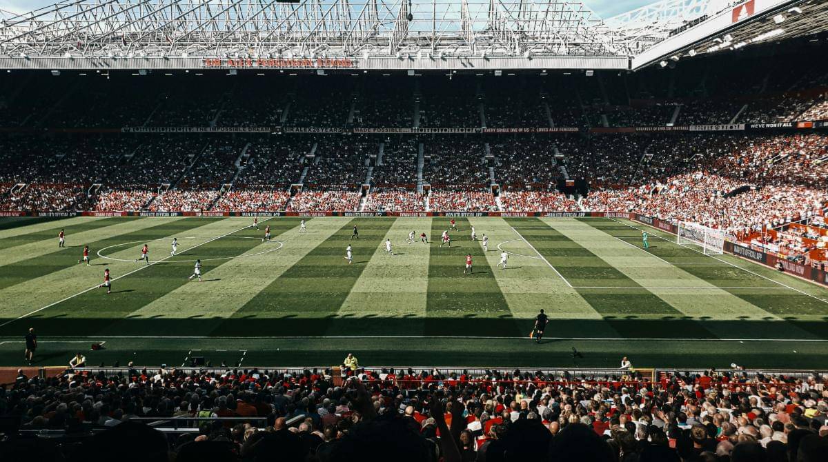 pertandingan sepak bola di Old Trafford, markas Manchester United